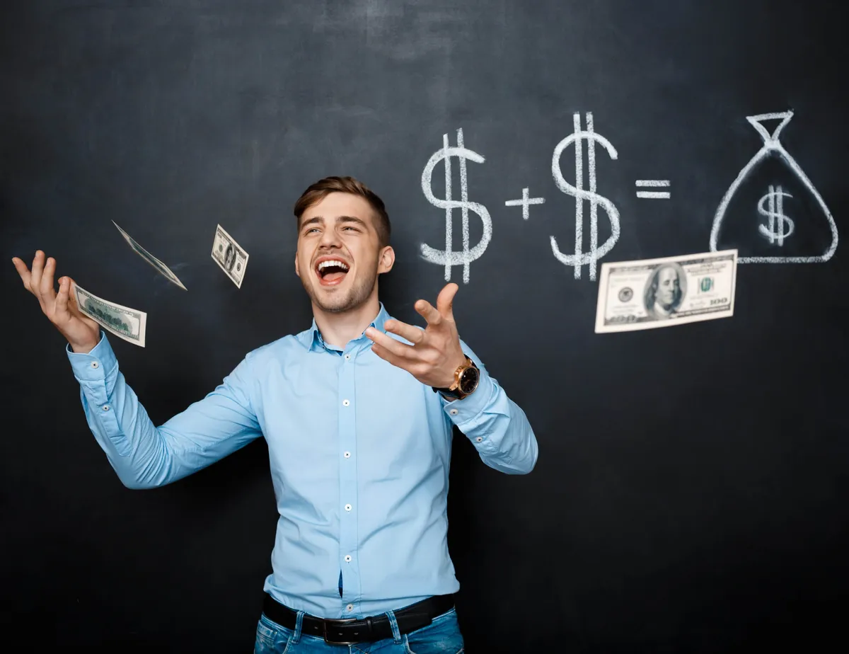 homem feliz vendendo mais