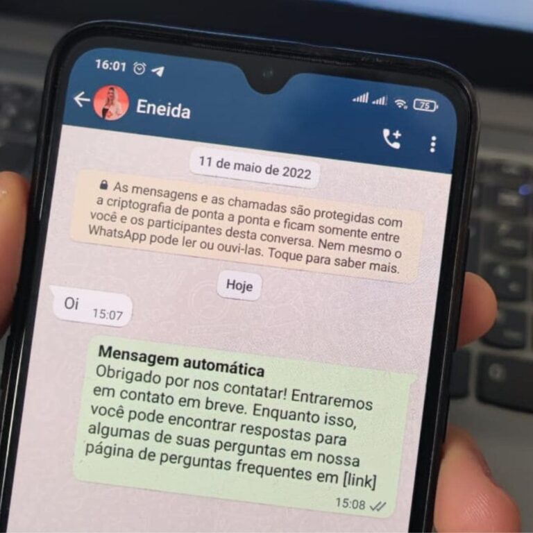 Tela do celular com mensagem automática